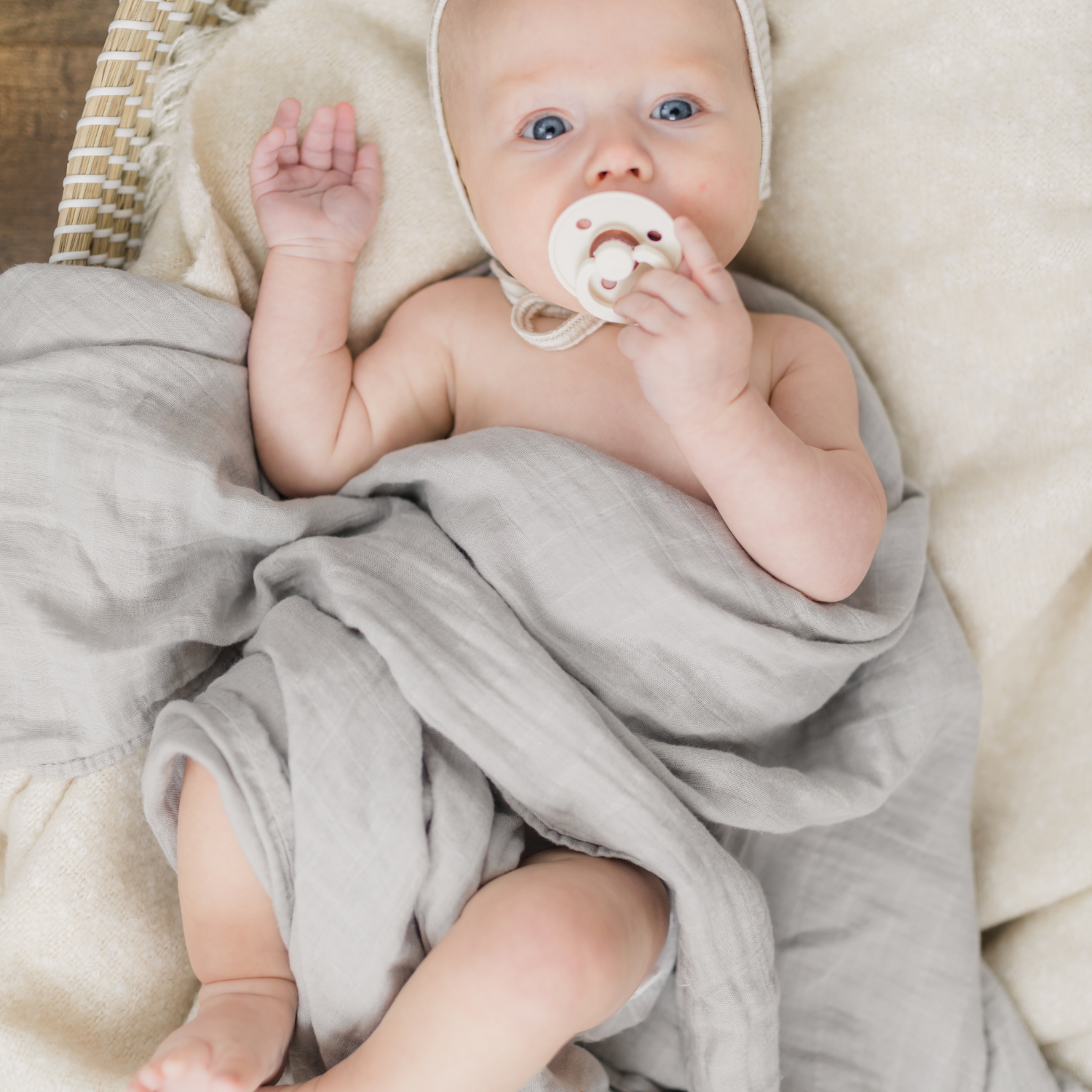 Ali+Oli - Wholesale Swaddle - Baby - Bamboo Muslin Swaddle Blanket (Light Grey)1