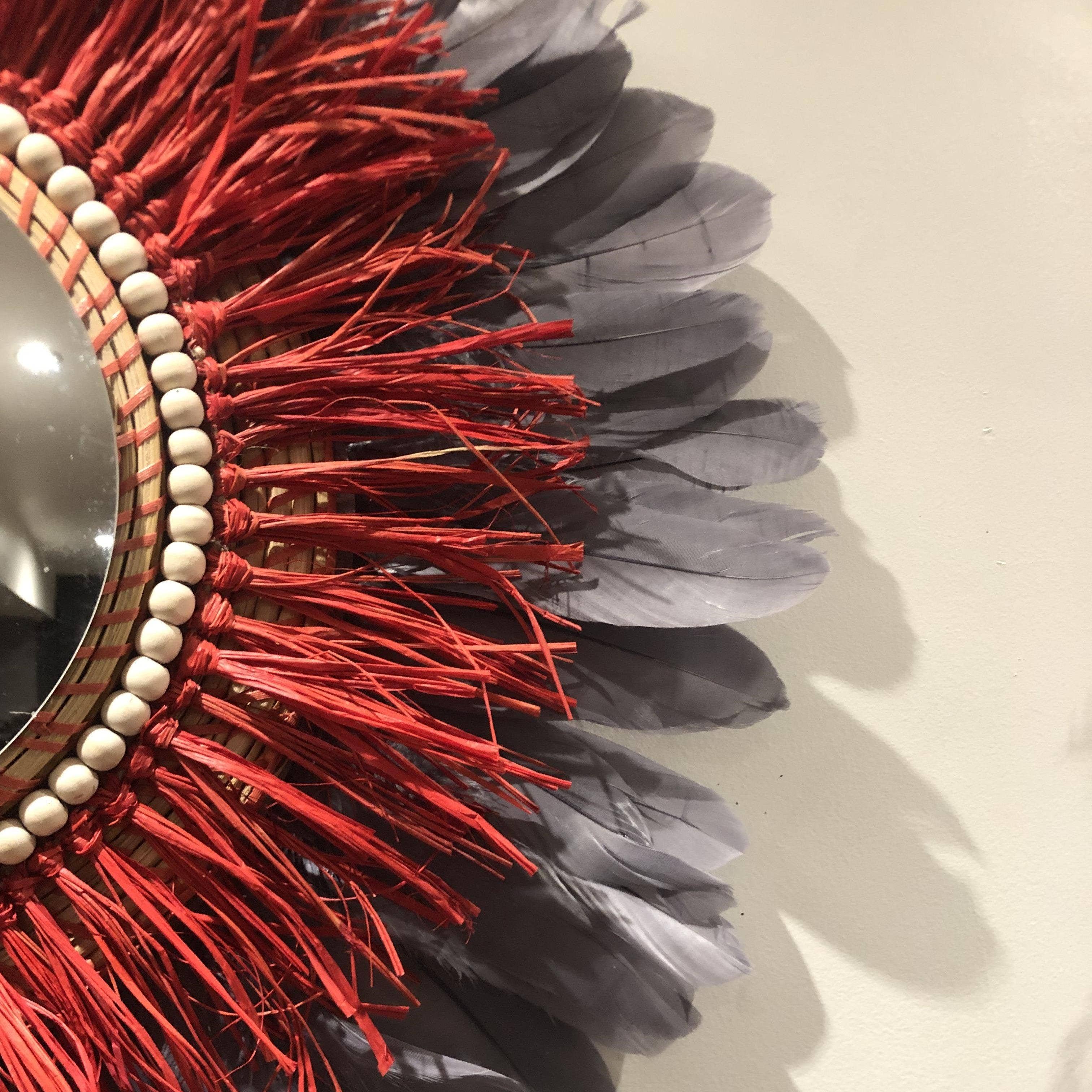 Swanell - Vendita all'ingrosso Specchi da parete - Specchio con base in rattan, rafia rossa e piume in vari colori8