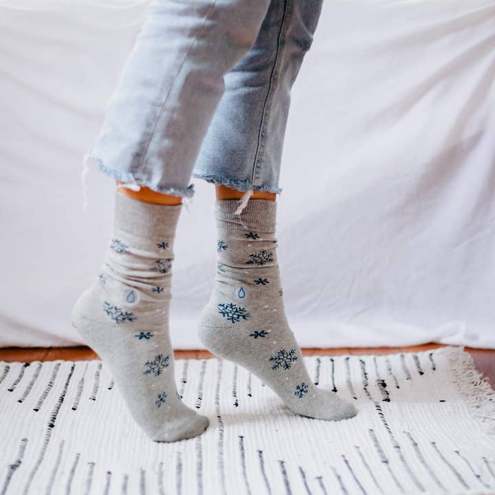 Conscious Step - Wholesale Socks - Unisex - Socks that Give Water (Gray Snowflakes)