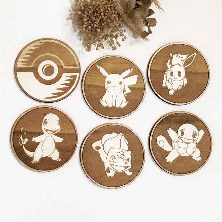 Set van 6 houten onderzetters met Pokémon-motieven - Houten keukengerei voor wholesale door Studio Rima