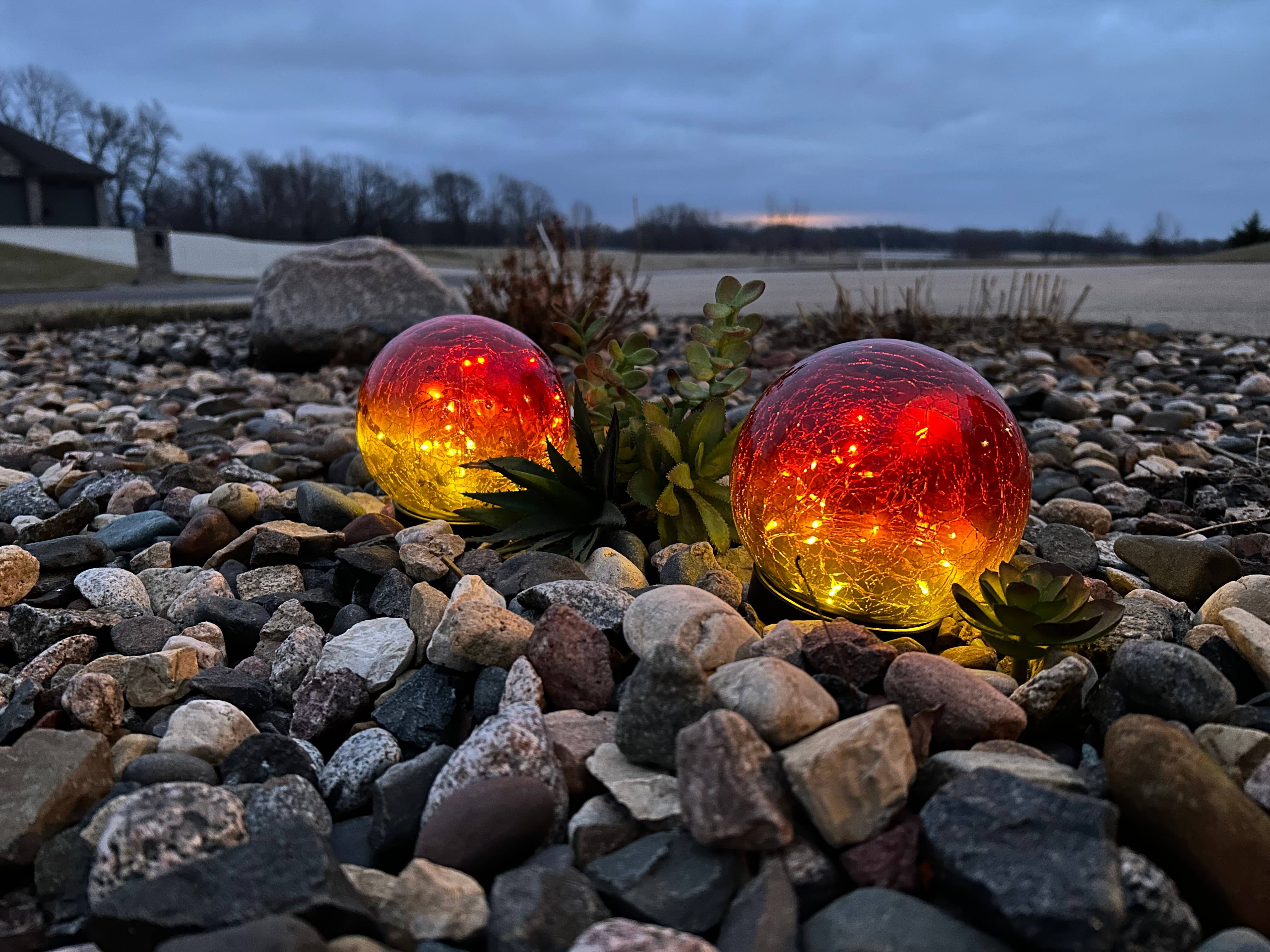 Will's Company - Wholesale Outdoor/Lawn Light - Solar Crackled Glass Globe Ball Light, Set of 2 in 4 colors13