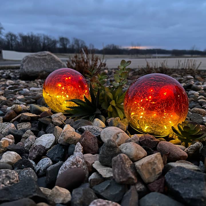 Will's Company - Wholesale Outdoor/Lawn Light - Solar Crackled Glass Globe Ball Light, Set of 2 in 4 colors13