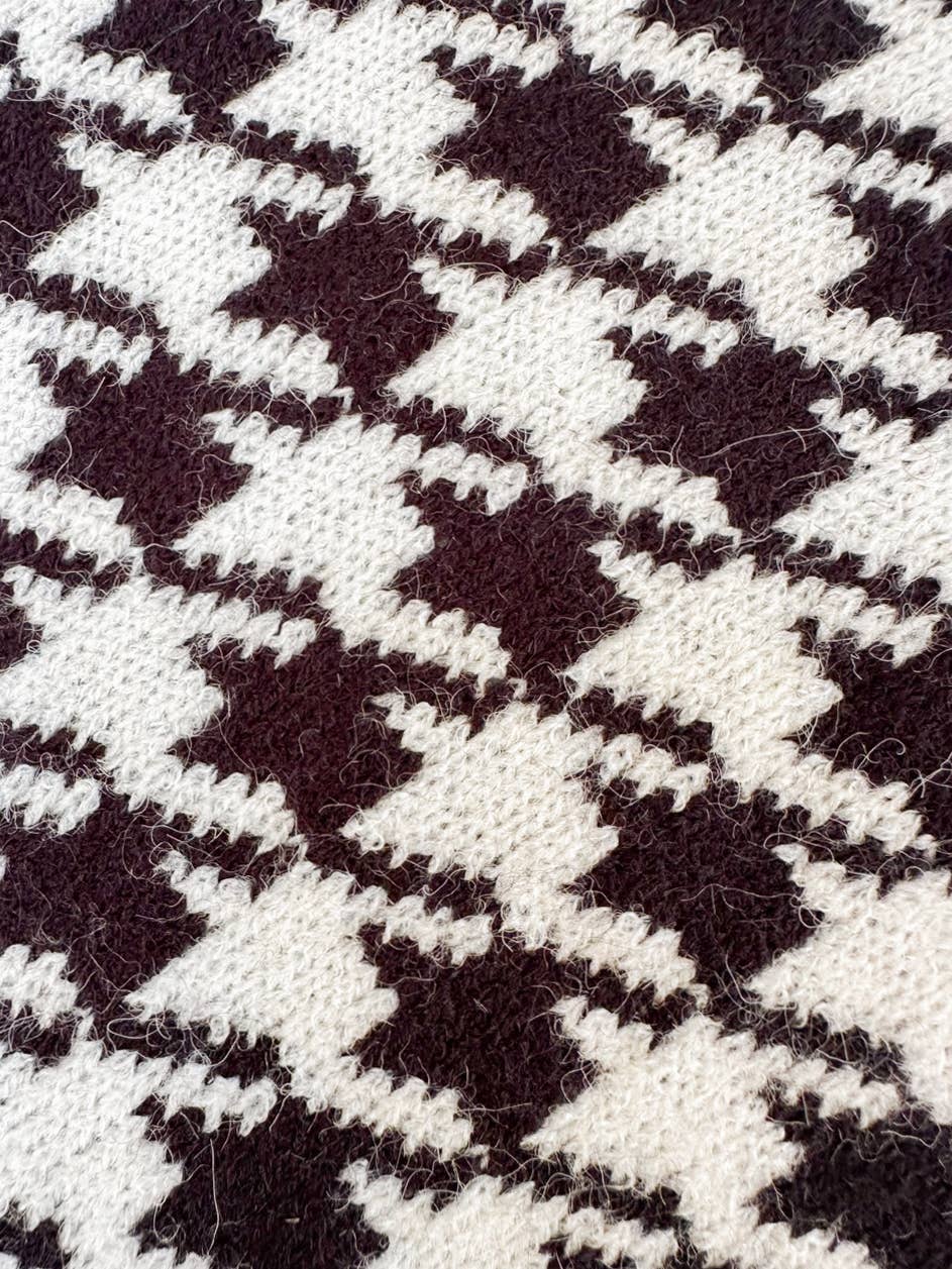 Noir Poncho classique en tricot pied-de-poule noir et blanc en vente sur Faire7