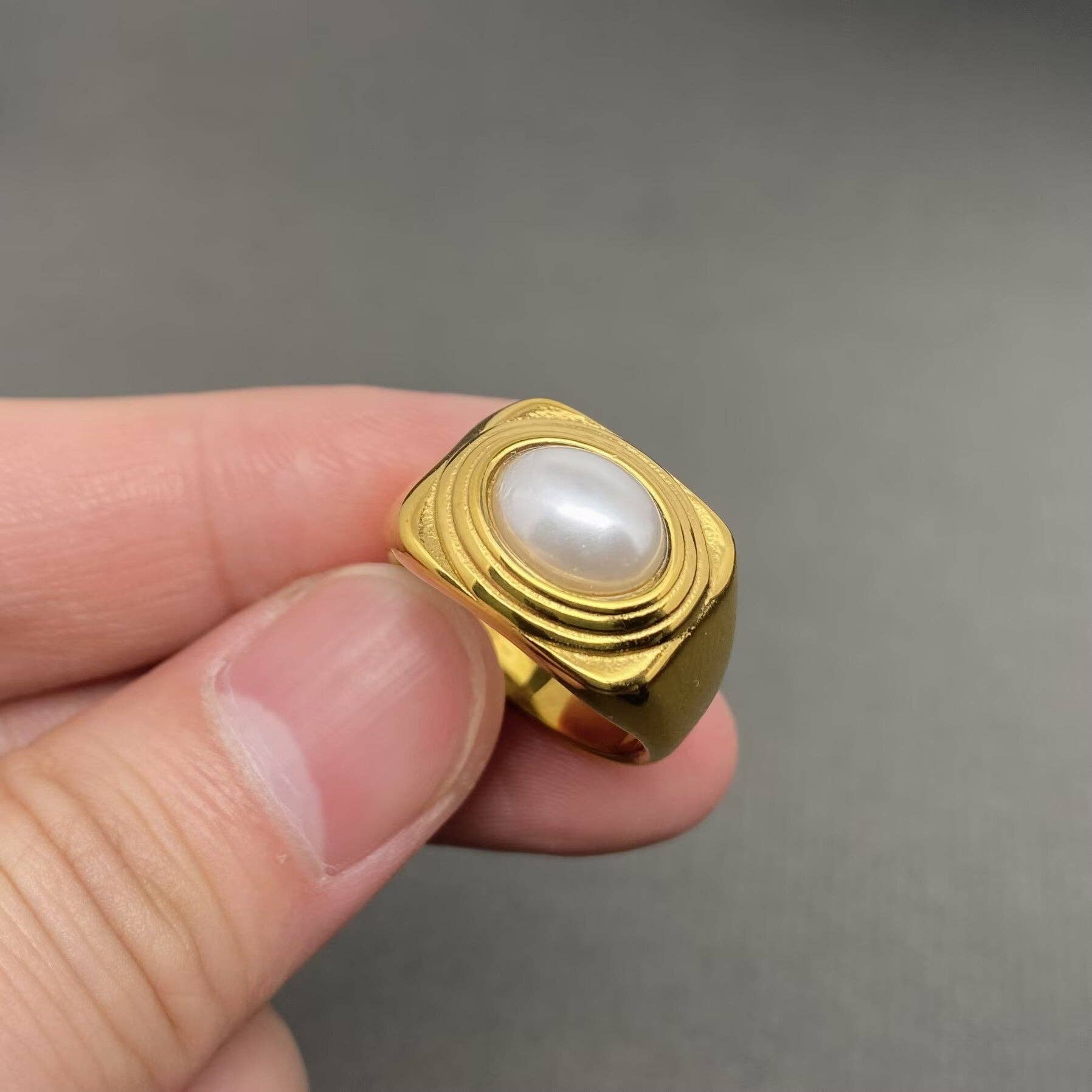 Mio Queena – wholesale Cocktail/statement ring – Imitation Pearl inlaid 18K Gold Plated S.Steel Ring - FGS1