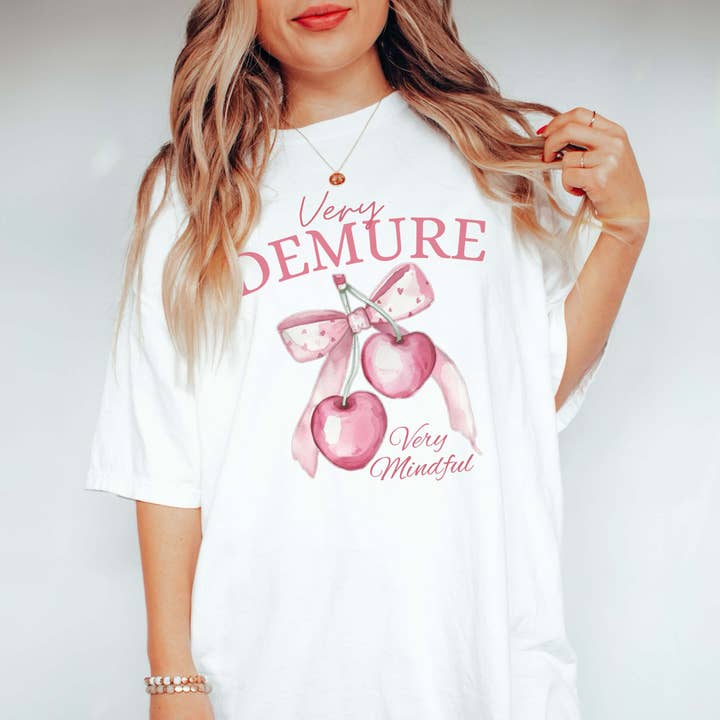 T-shirt graphique Very Demure Cherries Wholesale Comfort Color - Tendance pour la vente par Limeberry Designs