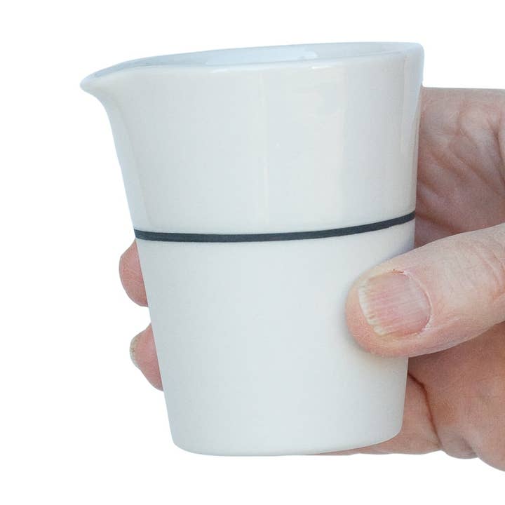 Sue Ure Maison - Wholesale Kan - Witte porseleinen kleine kruik zonder handvat l Ambit Black Line0