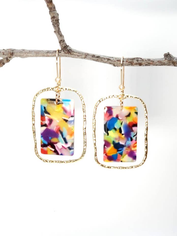 Ohrringe, Goldrechteck mit mehrfarbigem Harz, Bijou für den Großhandel von Jezabel Adornment