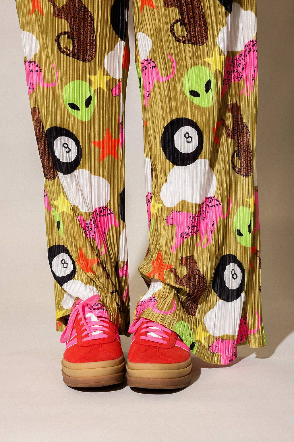 Burnt Toast – Engroshandel Bukser - Dame – Vi kommer i fred Alien Plissé sæt **PÅ LAGER IGEN**5