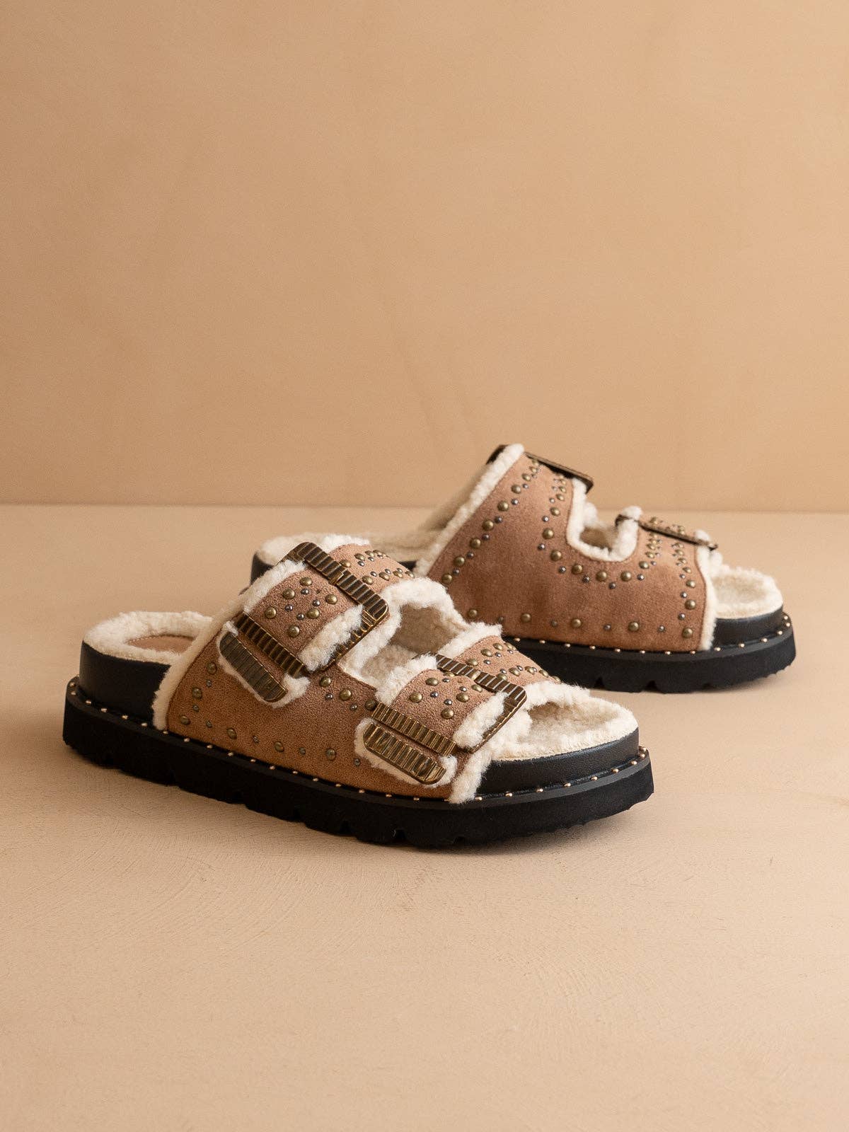 LATTE Le Gaylen | Mules à Boucle Cloutée et Doublure en Polaire en vente sur Faire5