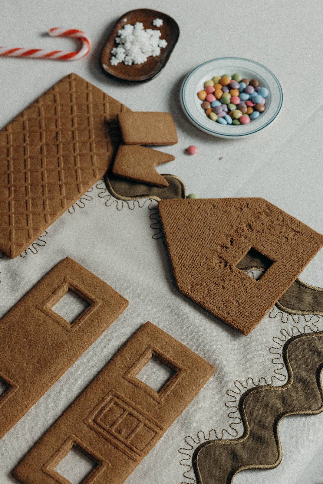 Vivé - Wholesale Placemat - Gisèle Scallop Placemat with embroidered detail4