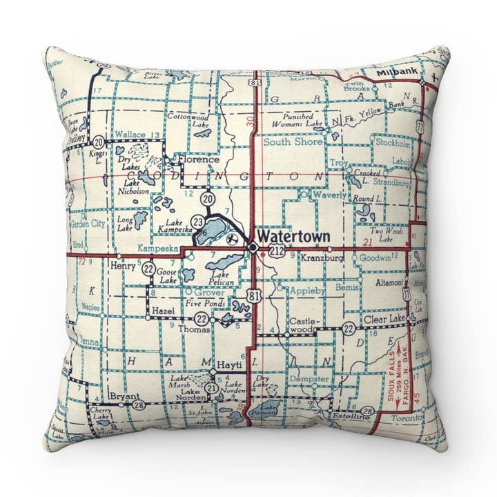 Coussin Carte de Watertown Dakota du Sud – Coussin Carré 18" pour la vente par Daisy Mae Designs