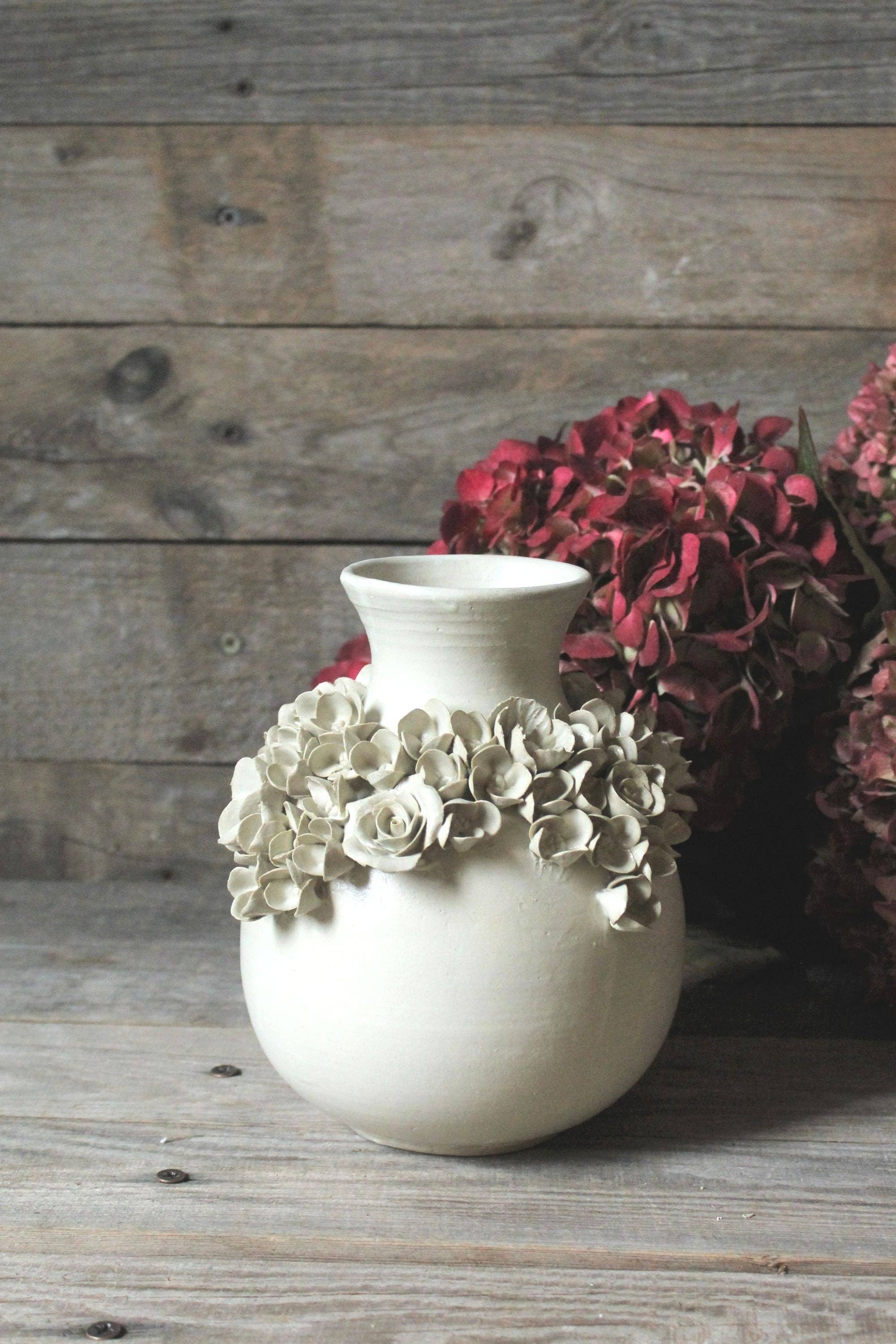 L'Officina - Wholesale Vase - Romantic stoneware vase with a garland of mixed flowers. - IN PRODUCTION5