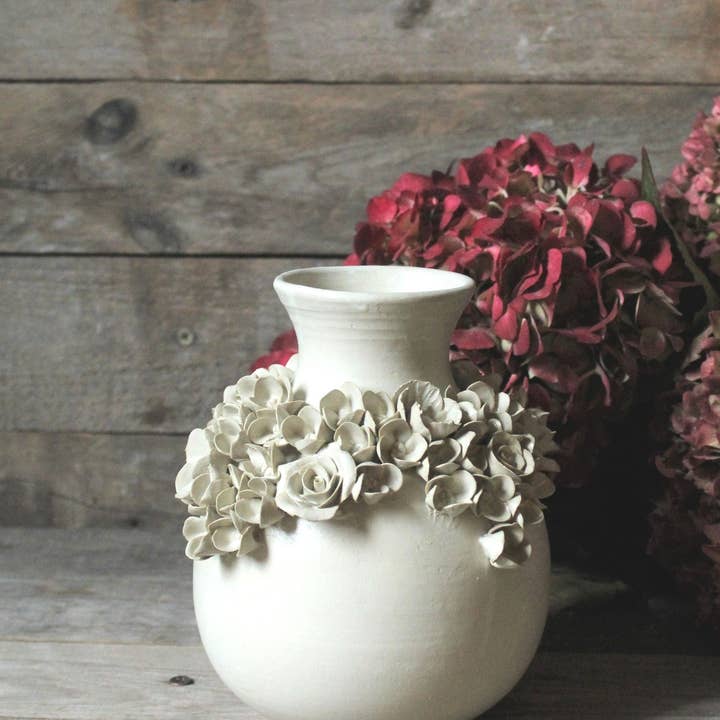 L'Officina - Wholesale Vase - Romantic stoneware vase with a garland of mixed flowers. - IN PRODUCTION5