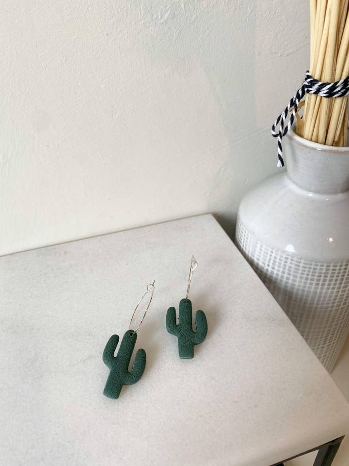 Groene cactusoorbellen, oorbellen met polymeerklei textuur, zilveren Hoepeloorbellen, cadeaus voor plantenliefhebbers voor wholesale door Knit&Knot Designs