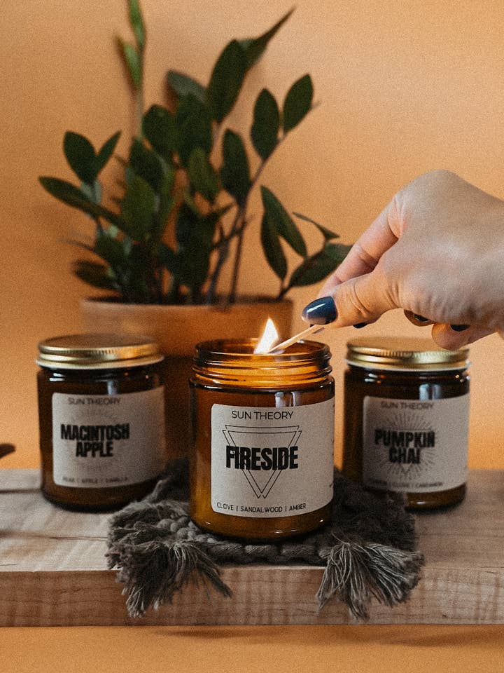 Fireside sojalys | 8 oz krukke for engroshandel hos Sun Theory