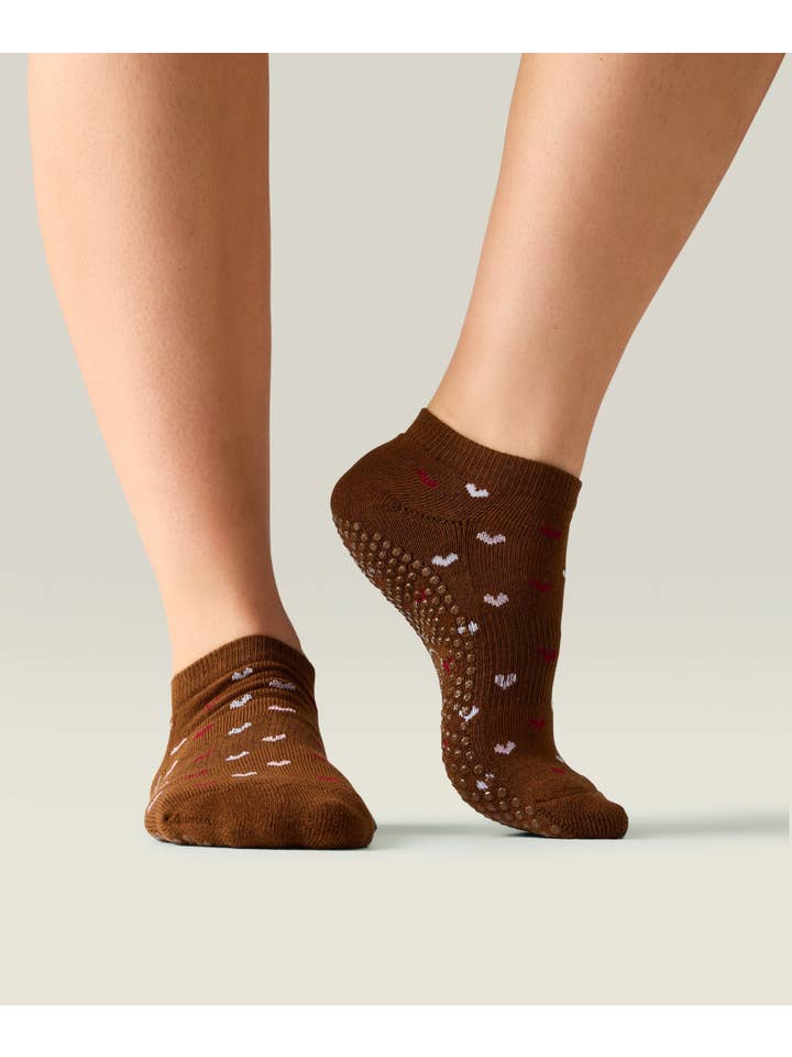 MoveActive - Wholesale Socks - Women's - Classic Low Rise Grip Socks - Hearts Aflutter Brown