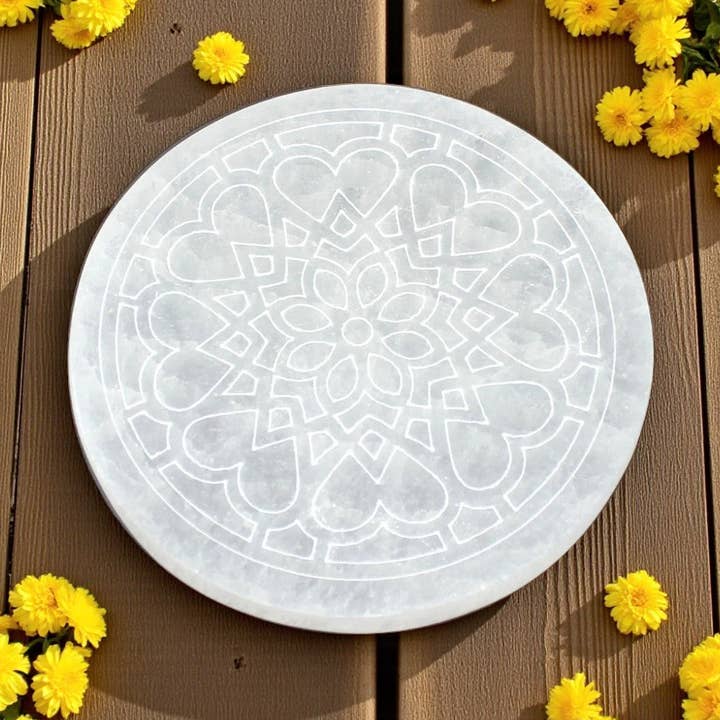 Sélénite - Dessous de Verre Cœur avec Fleur pour la vente par Earths Elements Wholesale