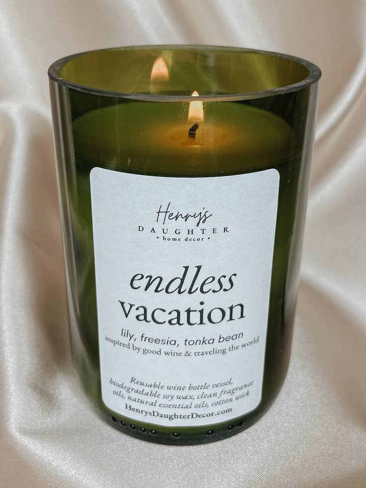 Endless Vacation Wine Bottle Stearinlys (Blomster) for engroshandel hos Henry’s Daughter Home Decor