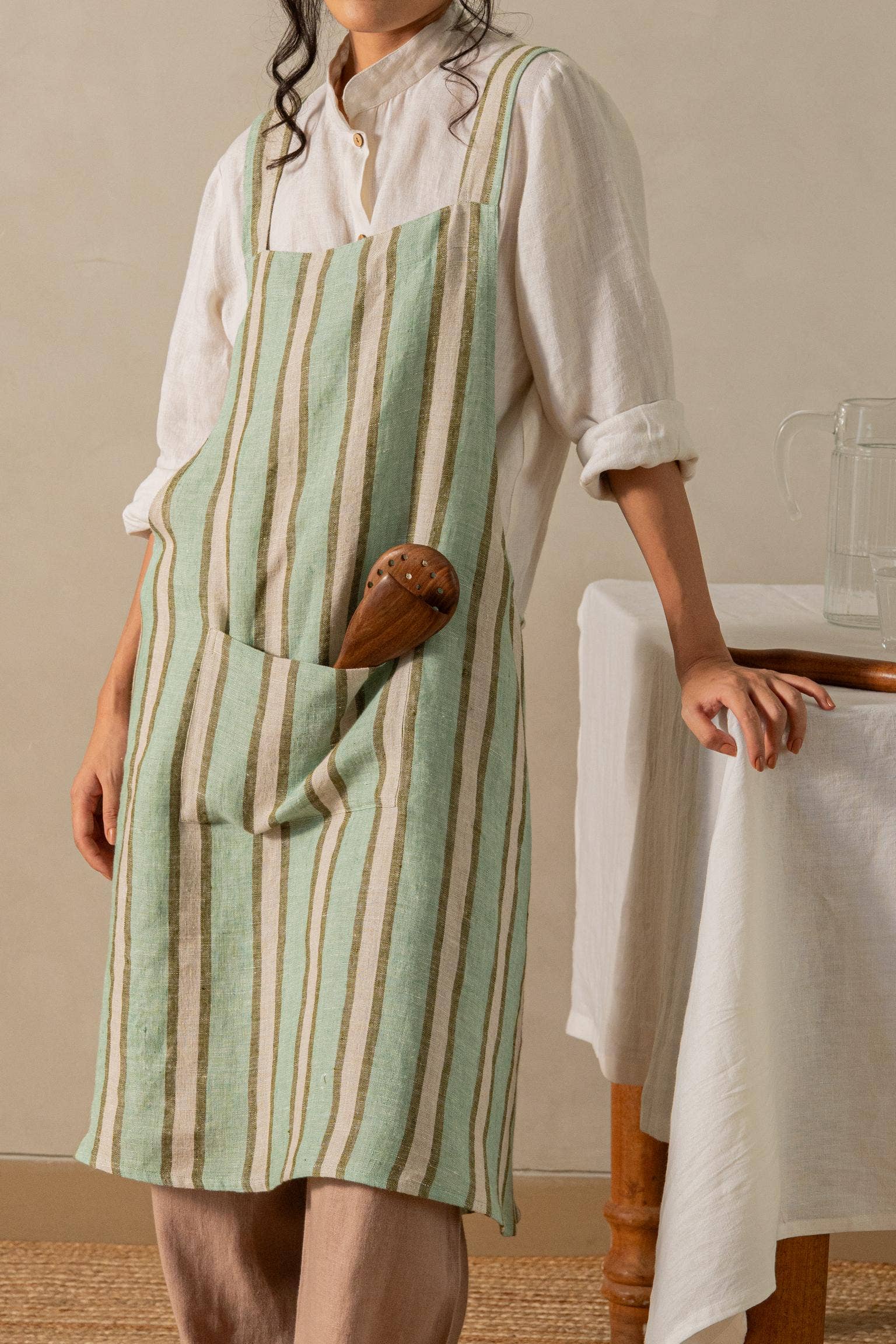 Live Linen – Großhandel Schürzen – Handgefertigte Sylph Cross Back Leinen Schürze – Alltagstaugliches Essential2