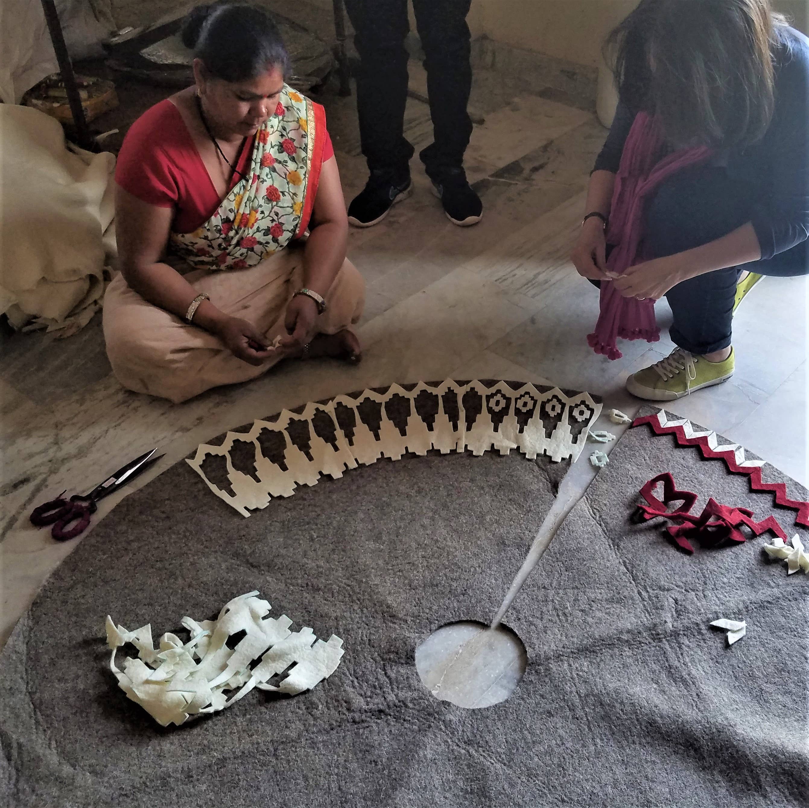 Arcadia Home – Großhandel Baumrock – Handgefilzte Weihnachtsbaumdecke aus 100 % nachhaltiger Wolle im skandinavischen Design3