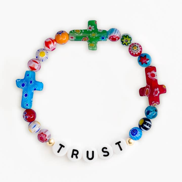 Bracelet extensible perlé Foi chrétienne Croix Grâce & Gloire pour la vente par Names For Good