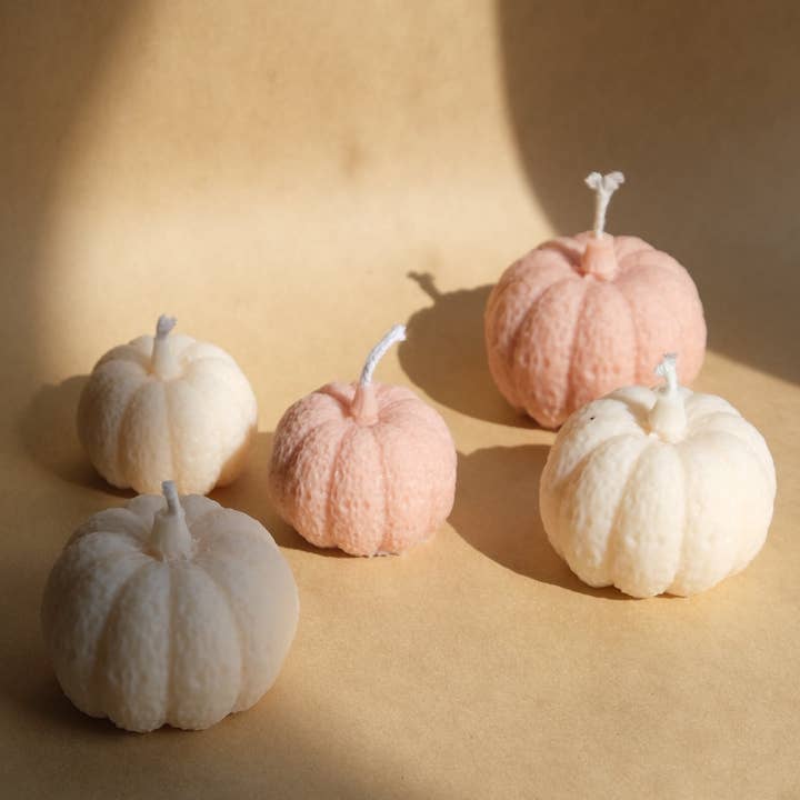 Vela decorativa de cera de soja - Abóbora texturizada e outras tendências em Compre soja texturizada B2B. Devoluções gratuitas e condições de pagamento a 60 dias na Faire na Faire.