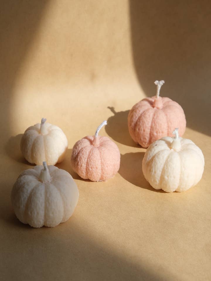Decorative soy wax candle - Textured pumpkin for wholesale by ECLAT DE L'AUBE