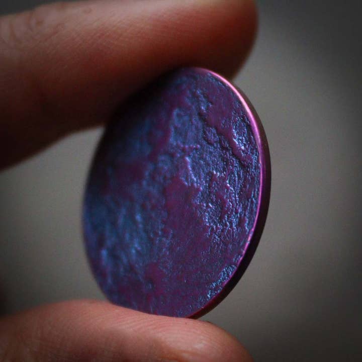 Shire Post Mint - Venta al por mayor Moneda/objeto de coleccionista - Moneda de luna borrosa de 1 pulgada, realista, de dos tonos, azul y morado, N