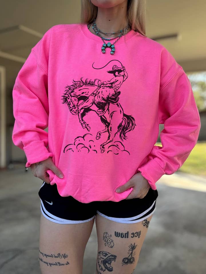 Crewneck Cowboy Doodle (Rose Fuchsia) pour la vente par Gunpowder and Glam Boutique