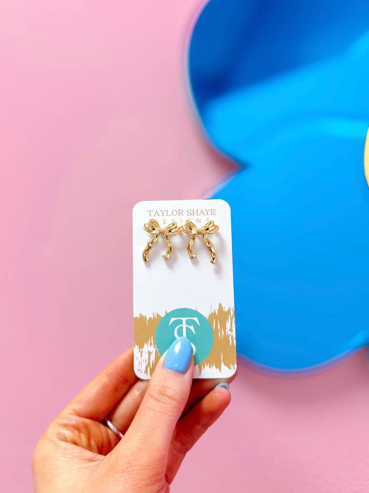 Clous d'oreilles Eliza Bow pour la vente par Taylor Shaye Designs