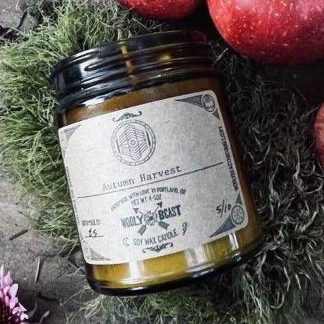 Bougie de soja Autumn Harvest en pot d'apothicaire ambré pour la vente par Wooly Beast Naturals