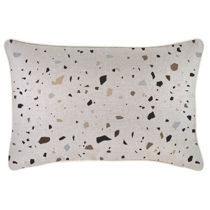 Housse de coussin avec passepoil Terrazzo 35 cm x 50 cm pour la vente par Escape To Paradise