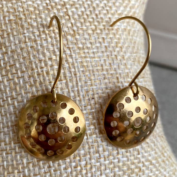 Runde messing Hoops tekstureret geometriske Hoop Øreringe Vintage for engroshandel hos Coconut Quartz