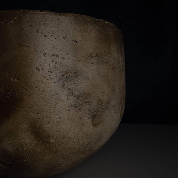 Outdoor concrete pot with rustic, raw and minimalist effect for wholesale by Eiapit