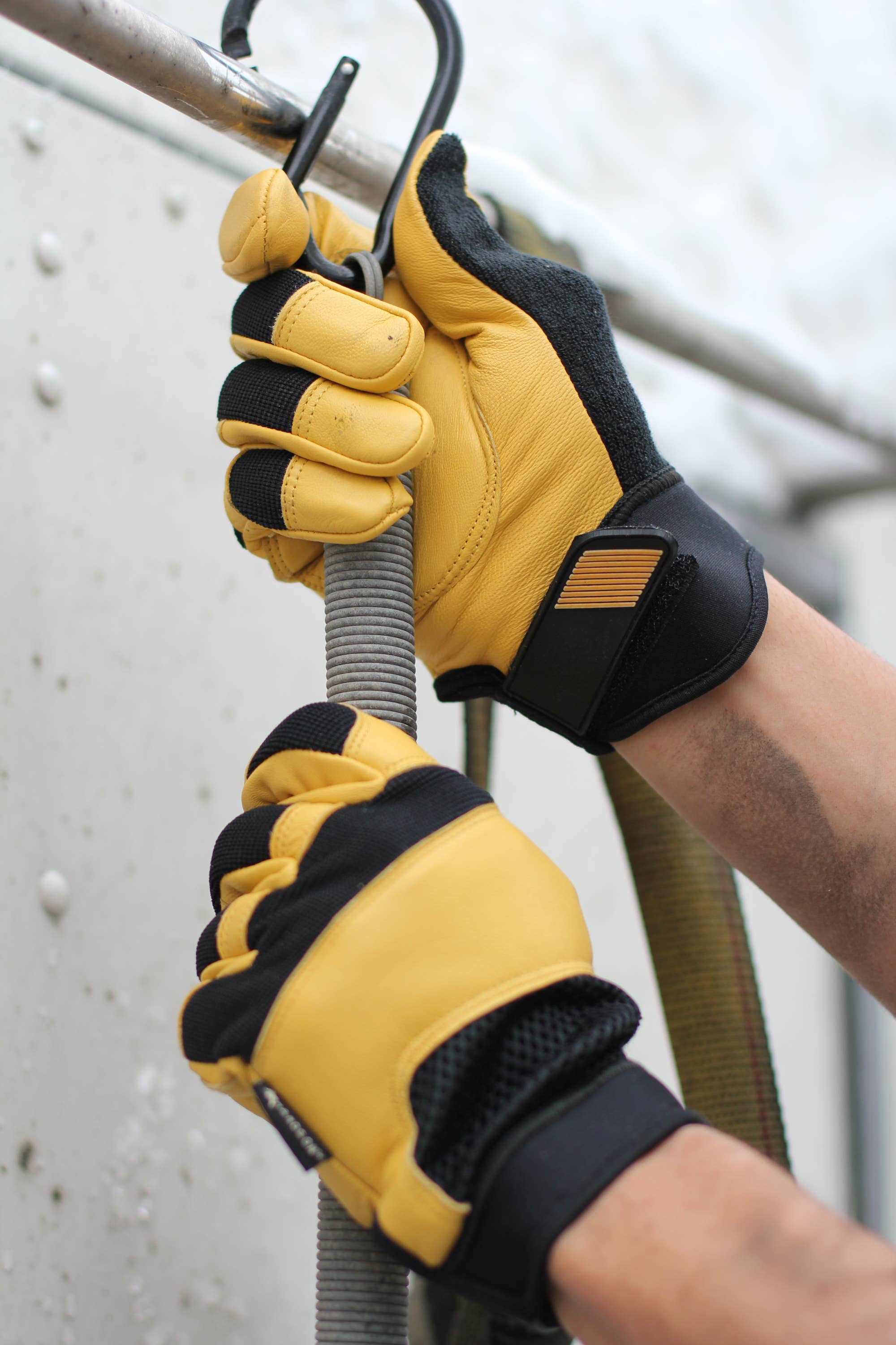 Beige & Svart HANDS ON™, getskinnshandskar med förstärkt vadderad palm för wholesale på Faire3