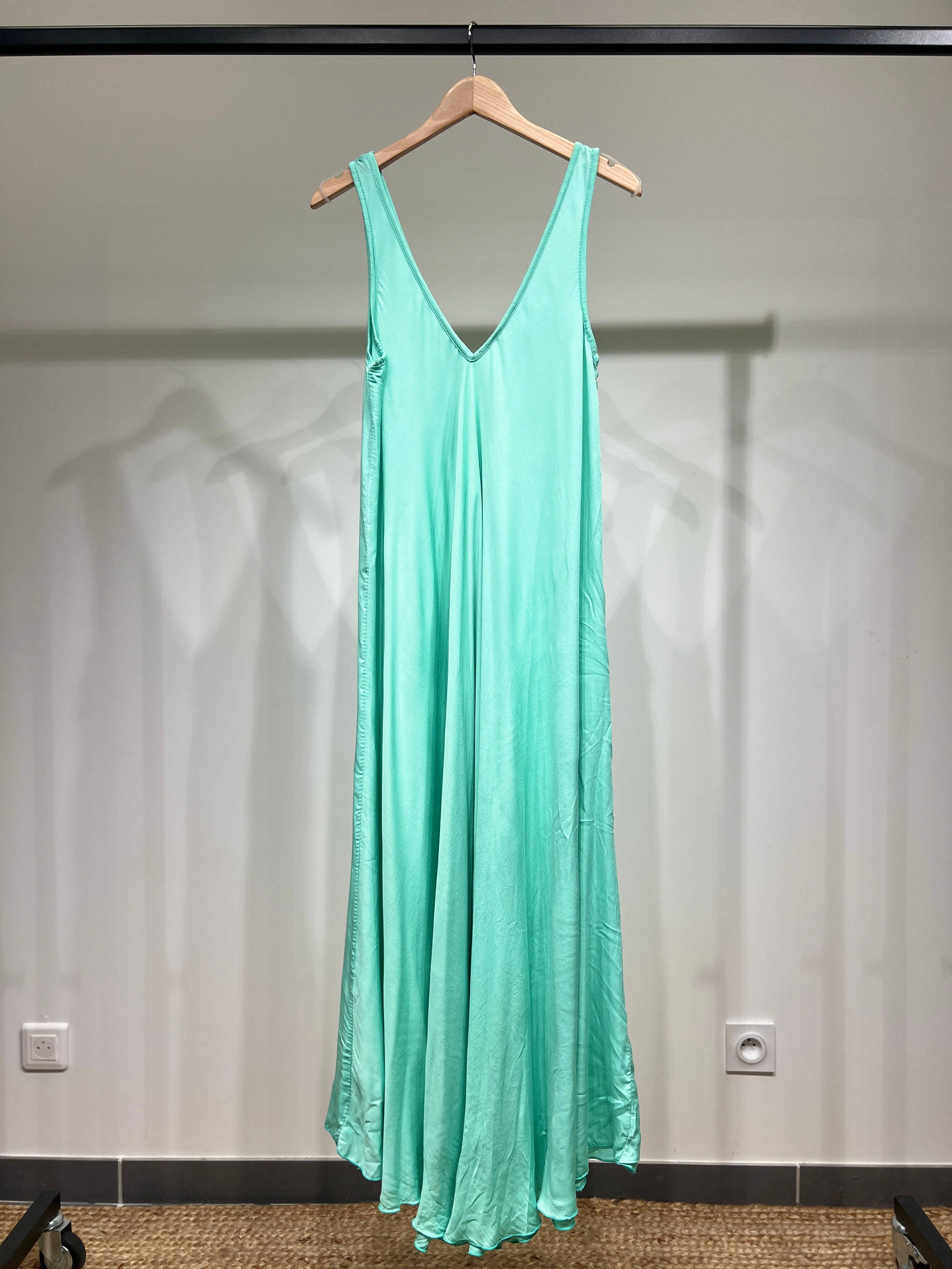 L'Emotion – Großhandel Kleid – Damen – Maxikleid mit V-Ausschnitt und breiten Trägern20