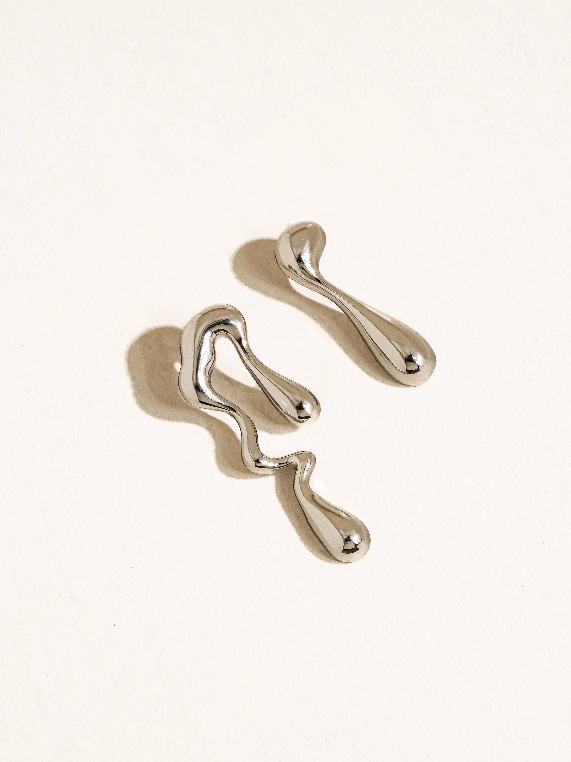 Flânerie by MAIQ - Venta al por mayor Pendientes de botón/aretes de poste - Pendientes desiguales fundidos en oro de 18K que no se empañan2