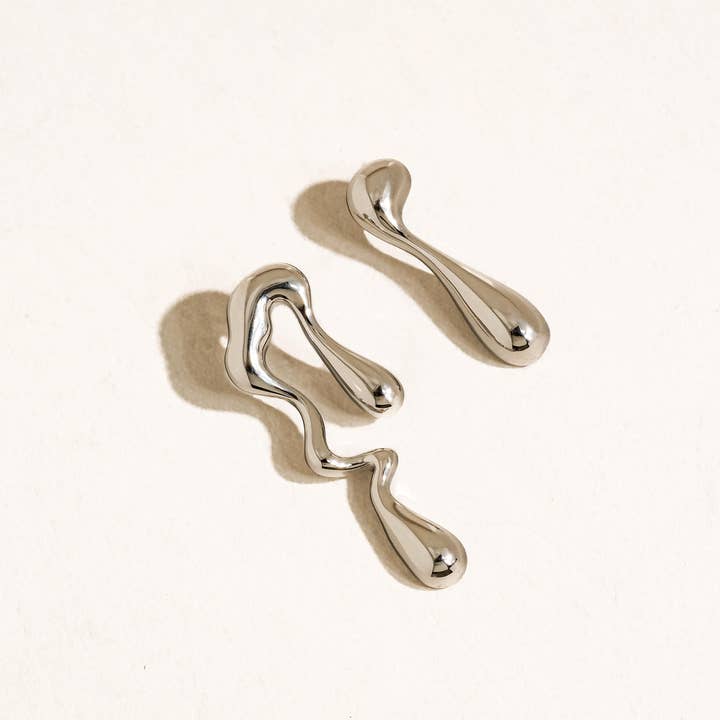 Flânerie by MAIQ - Venta al por mayor Pendientes de botón/aretes de poste - Pendientes desiguales fundidos en oro de 18K que no se empañan2