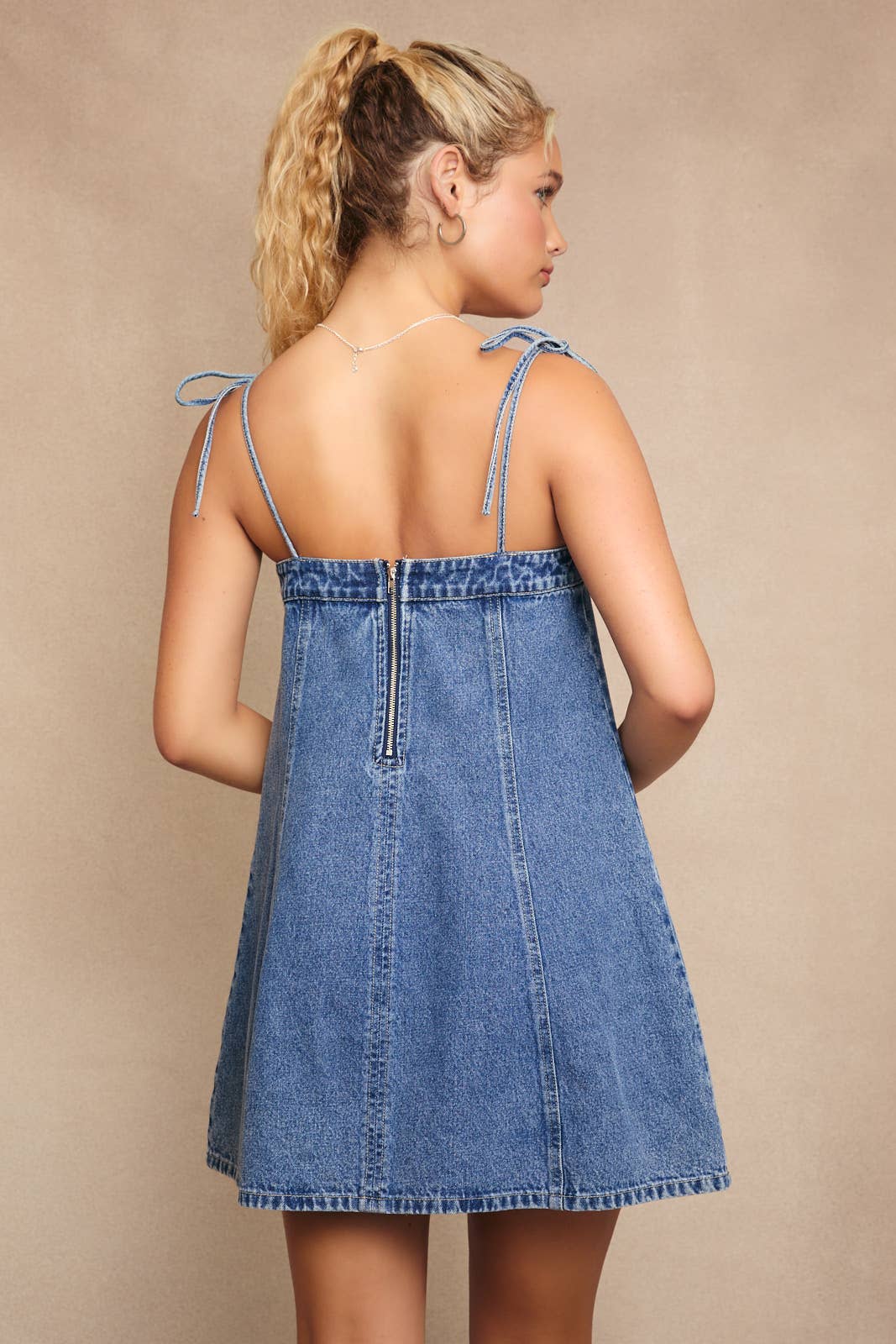 DENIM ROBE EN JEAN AVEC DÉTAIL LACÉ À L'AVANT en vente sur Faire8
