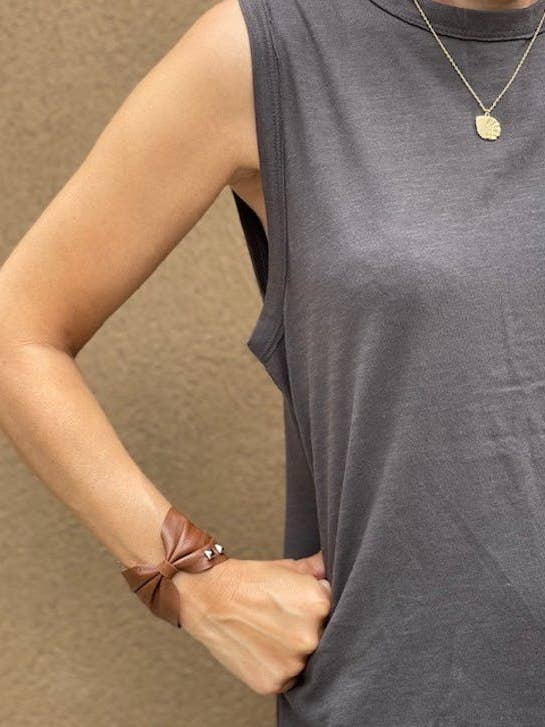 braune Nieten-Manschette für den Großhandel von Little Madame