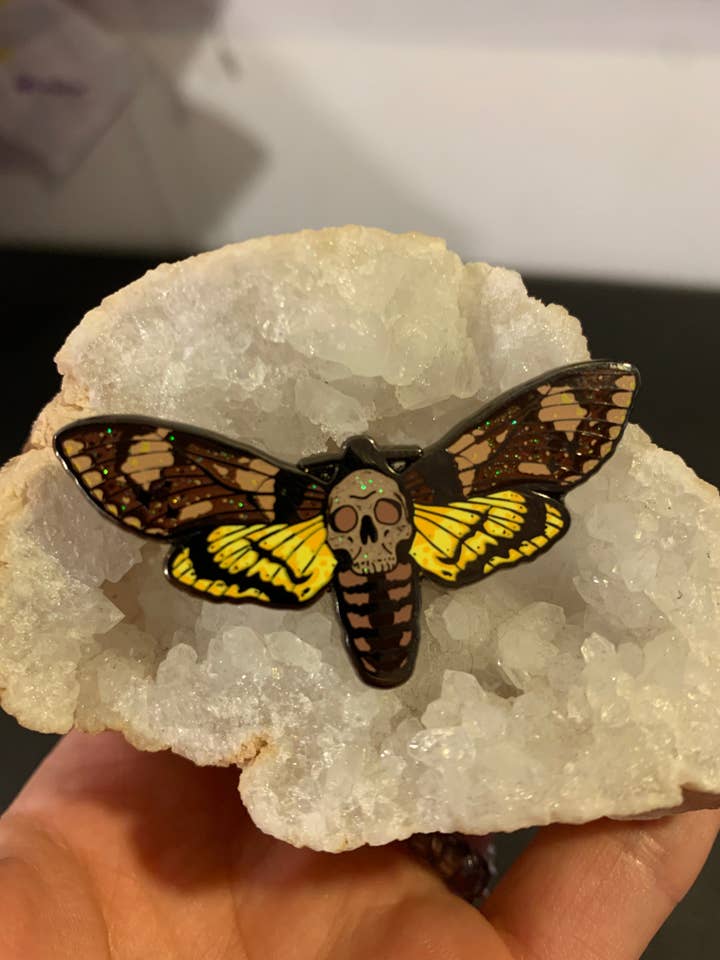 Spilla smaltata Death Moth per la vendita all'ingrosso da parte di Pocket Bean