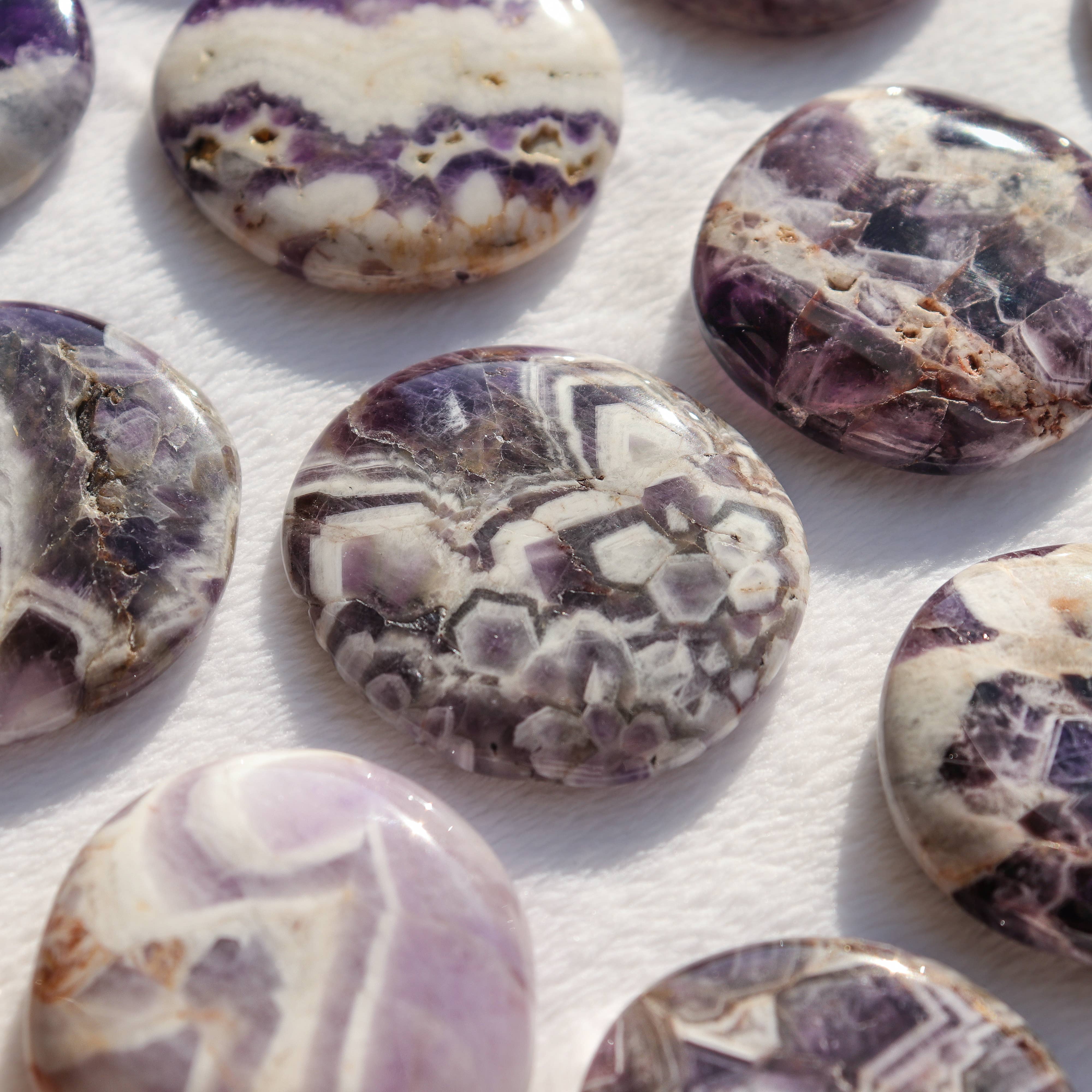 Natures Artifacts Inc - Venta al por mayor Piedras/cristales espirituales - Piedras de palma de cristal amatista1