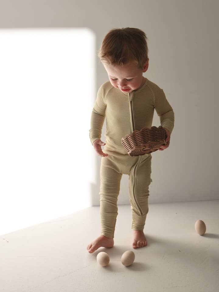 Pyjama zippé en bambou | Côtelé à rayures Willow pour la vente par Forever French Baby