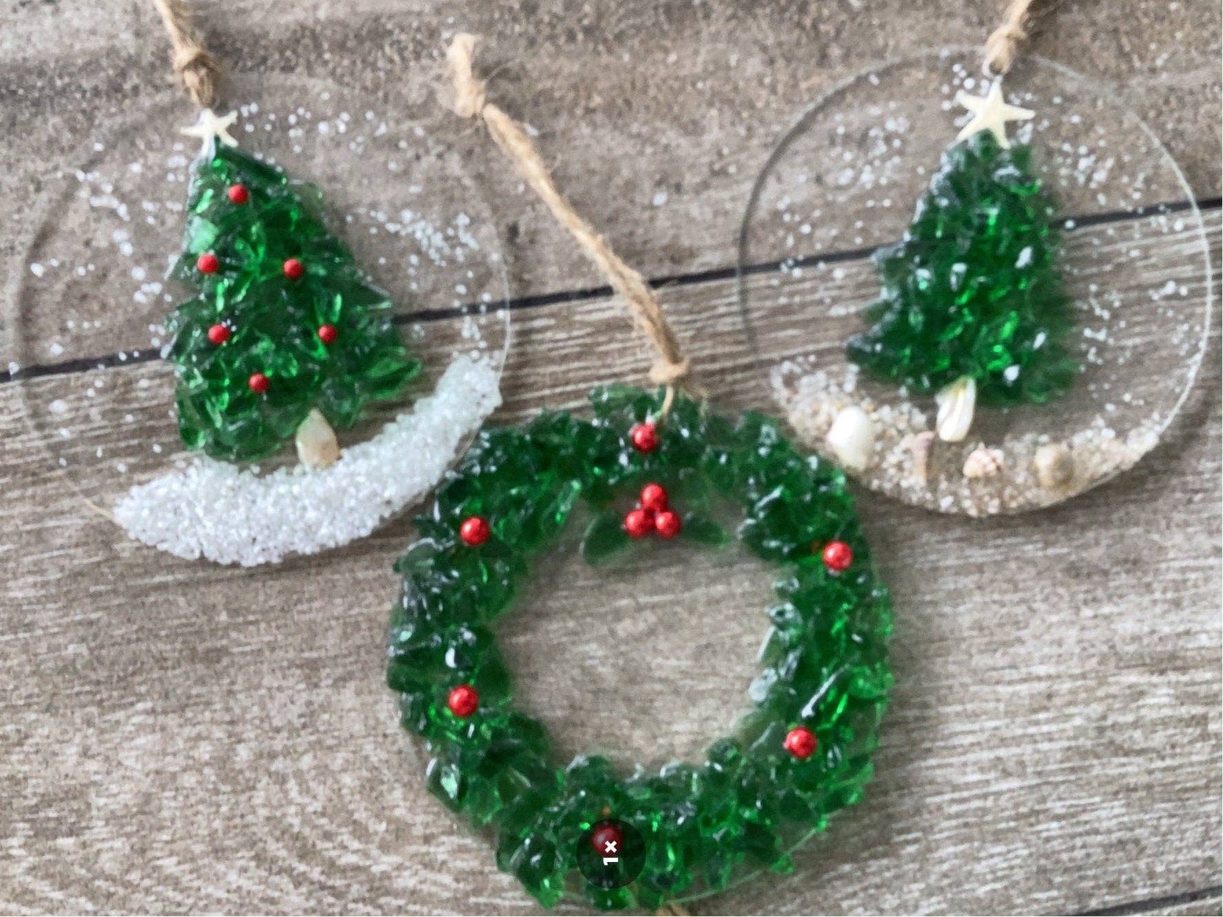 Sea Dreams Coastal Art - Venta al por mayor Adornos - Adorno navideño costero: Árbol de Navidad de vidrio verde con bayas en la nieve, Navidad playera, arte de resina hecho a mano, adorno costero de vidrio.3