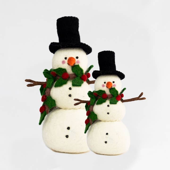 Décoration de Noël - Bonhomme de neige en feutre - Écharpe de houx pour la vente par The Winding Road