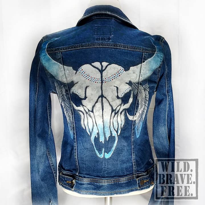 "Buffalo Woman" Unieke denim kunstenaarsjas voor dames (XS) voor wholesale door WILD. BRAVE. FREE.