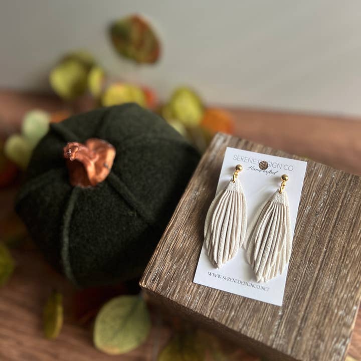 Serene Design Co. – Großhandel Ohrhänger – Statement-Ohrringe aus Leder mit Fransen10