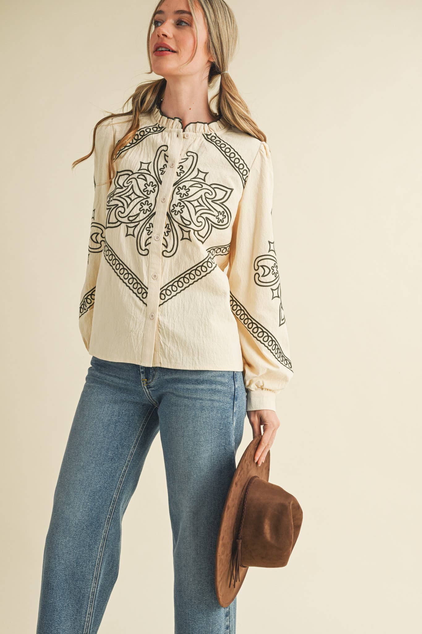 &MERCI – Engroshandel Skjorte med buttondown – til kvinder – BRODERET MOCK NECK KNAPPEBLUSE MTP333653