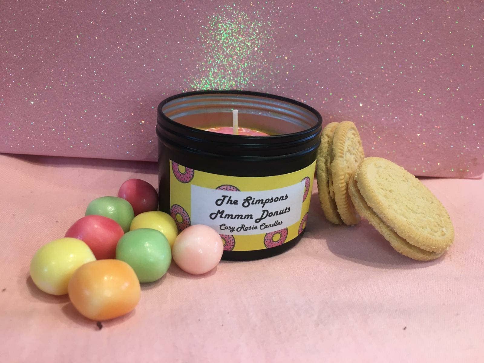 Cosy Rosie Candles – Engroshandel Gavelys – Håndlavede Simpsons Doughnut Style TV Candle Gul Pink2