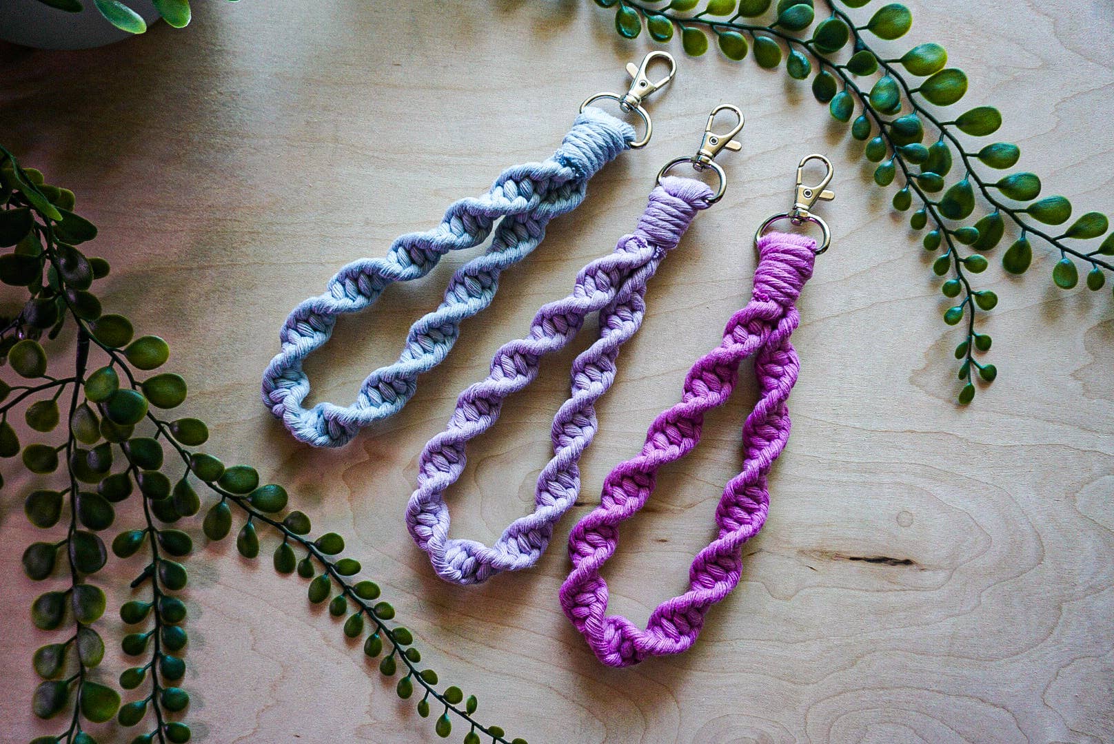 Why Knot - Wholesale Sleutelhanger - Dames - Spiraalvormige sleutelhanger met polsbandje - handgemaakte macramé-accessoires3